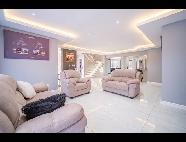 3 BEDROOM TOWNHOUSE FOR SALE IN IZINGA RIDGE